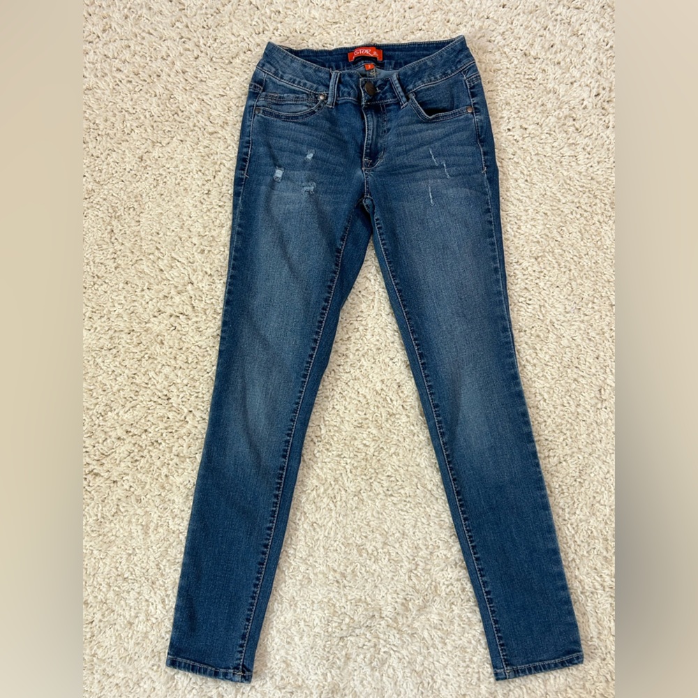 ASTOR 3 skinny jeans with slight distressing and cropped ankle